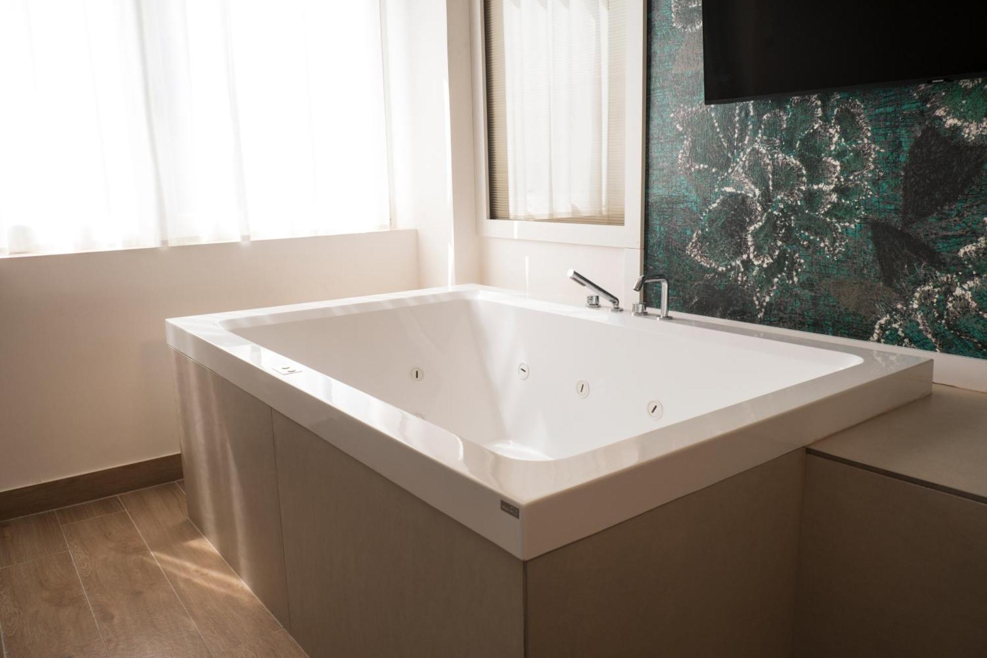 Monumental Luxury Rooms Caserta Exterior photo